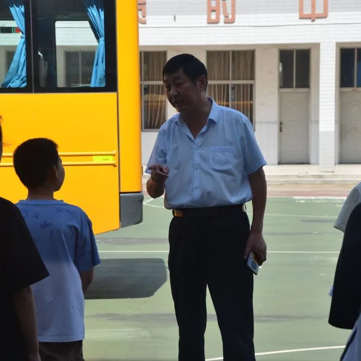 強化校車安全意識 共筑學生安全防線——記鄒區二實小校車安全應急疏散演練活動 強化校車安全意識 共筑學生安全防線——記鄒區二實小校車安全應急疏散演練活動