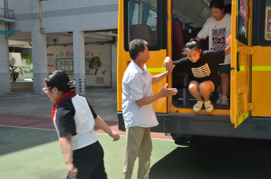 強化校車安全意識 共筑學生安全防線——記鄒區二實小校車安全應急疏散演練活動 強化校車安全意識 共筑學生安全防線——記鄒區二實小校車安全應急疏散演練活動