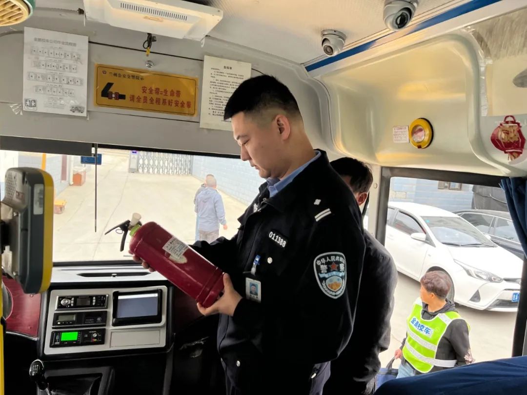 河北交警大隊:校車定期“體檢”,擰緊出行“安全閥” 圖片