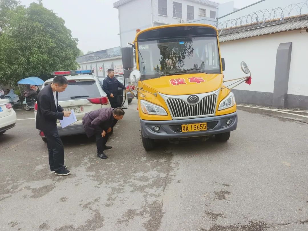望城區(qū)多部門聯(lián)動開展校車聯(lián)合執(zhí)法檢查行動/ 圖片