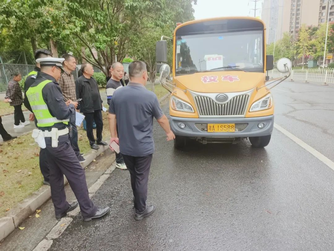 望城區(qū)多部門聯(lián)動開展校車聯(lián)合執(zhí)法檢查行動/ 圖片