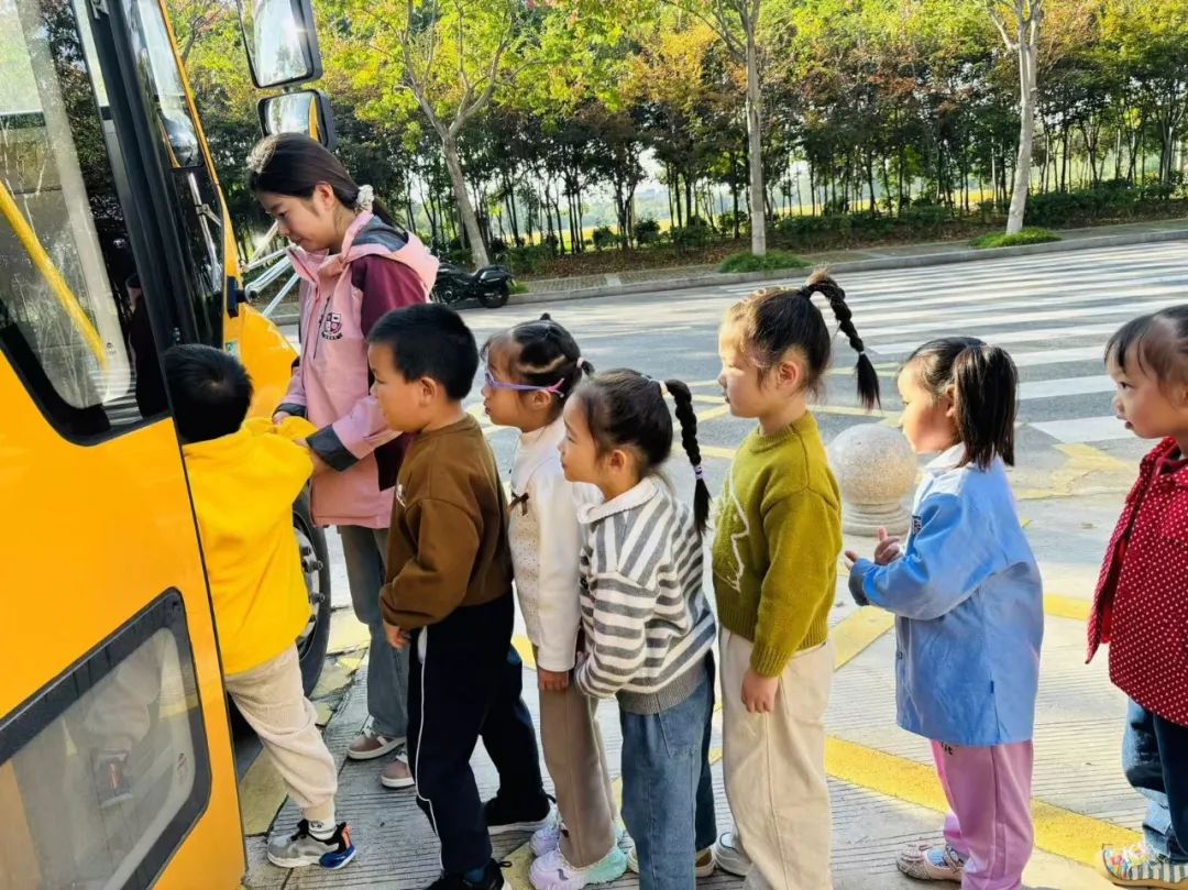 【安全教育】為愛護(hù)航,安全“童”行--布朗幼兒園校車安全演練 【安全教育】為愛護(hù)航,安全“童”行--布朗幼兒園校車安全演練