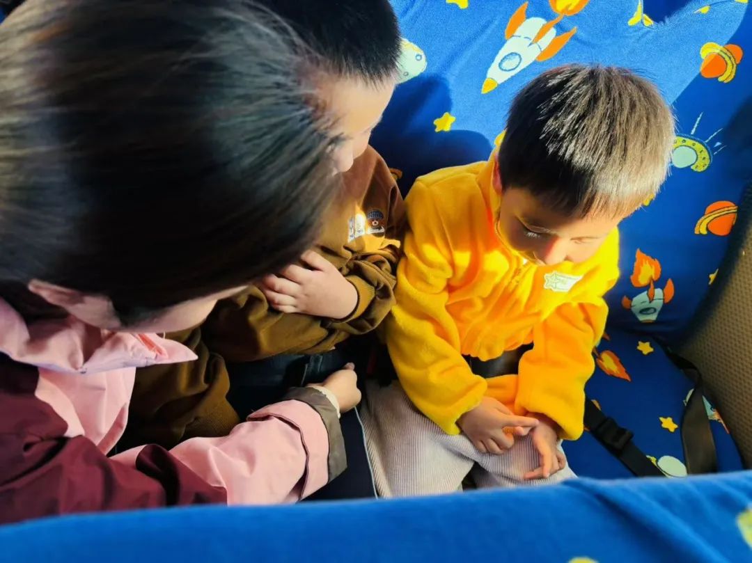 【安全教育】為愛護(hù)航,安全“童”行--布朗幼兒園校車安全演練 【安全教育】為愛護(hù)航,安全“童”行--布朗幼兒園校車安全演練