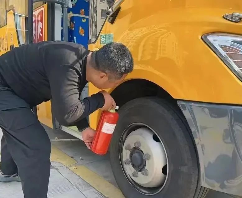 【安全教育】為愛護(hù)航,安全“童”行--布朗幼兒園校車安全演練 【安全教育】為愛護(hù)航,安全“童”行--布朗幼兒園校車安全演練