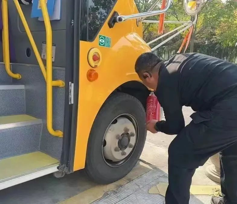 【安全教育】為愛護(hù)航,安全“童”行--布朗幼兒園校車安全演練 【安全教育】為愛護(hù)航,安全“童”行--布朗幼兒園校車安全演練