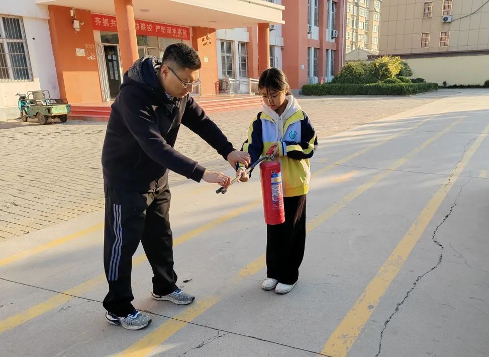 【工作動態】校車安全,用心守護——夏津縣香趙莊鎮中學校車消防逃生演練 圖片