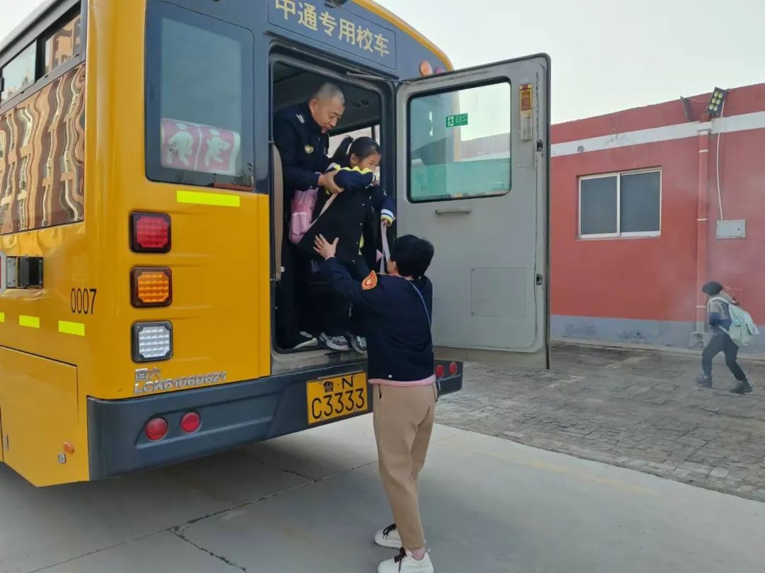 【工作動態】校車安全,用心守護——夏津縣香趙莊鎮中學校車消防逃生演練 圖片