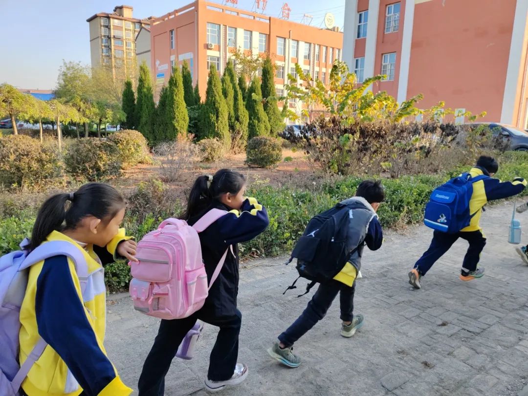 【工作動態】校車安全,用心守護——夏津縣香趙莊鎮中學校車消防逃生演練 圖片
