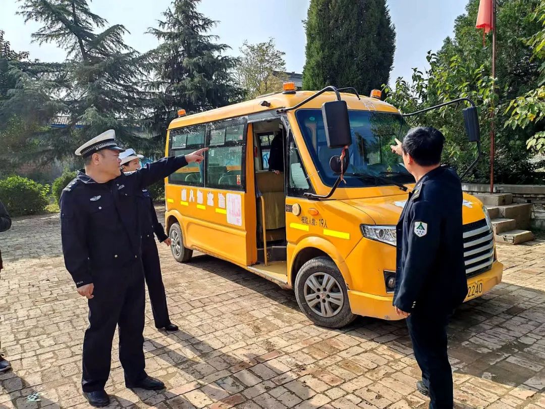 鹽湖公安交警:校車安全“大體檢”,隱患排查保安全 圖片
