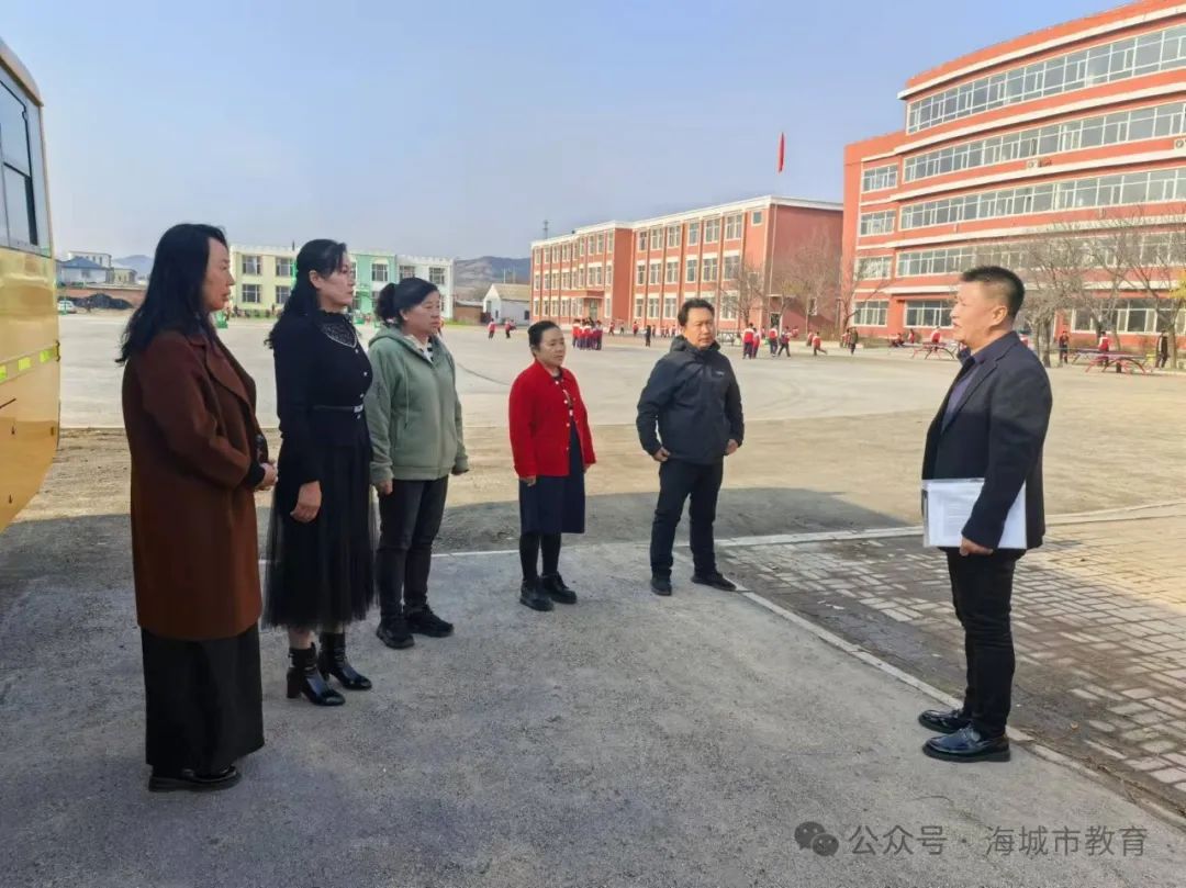 海城市教育局聯合市公安局交通管理大隊開展校車安全大排查 護航平安上學路 圖片