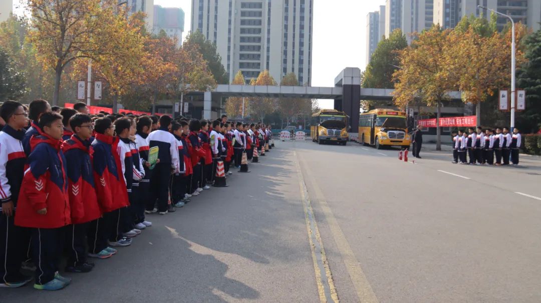 【平安校園】校車演練不松懈 安全意識筑心間——寧陽縣復圣中學初中部校車安全應急演練 圖片