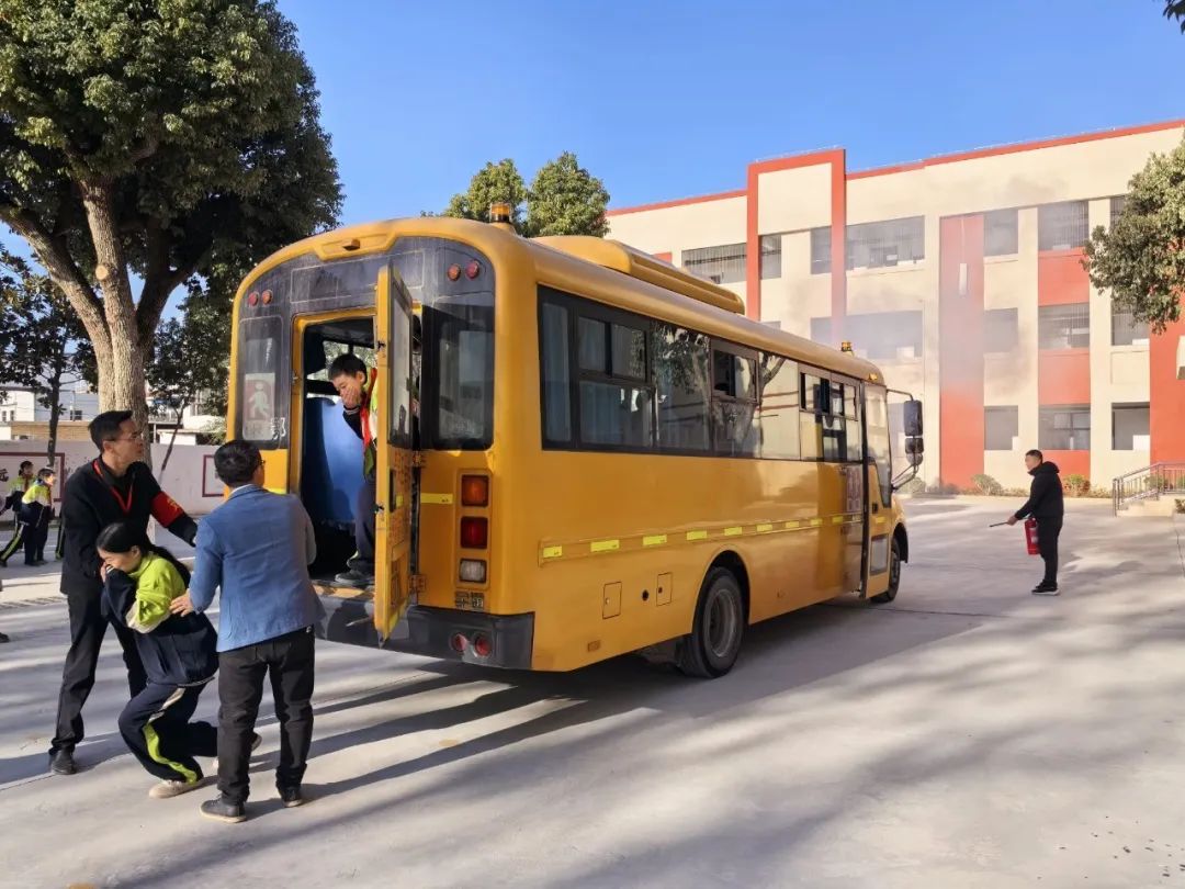 守護校車安全,共筑平安校園——麻城市第十七小學在行動 圖片