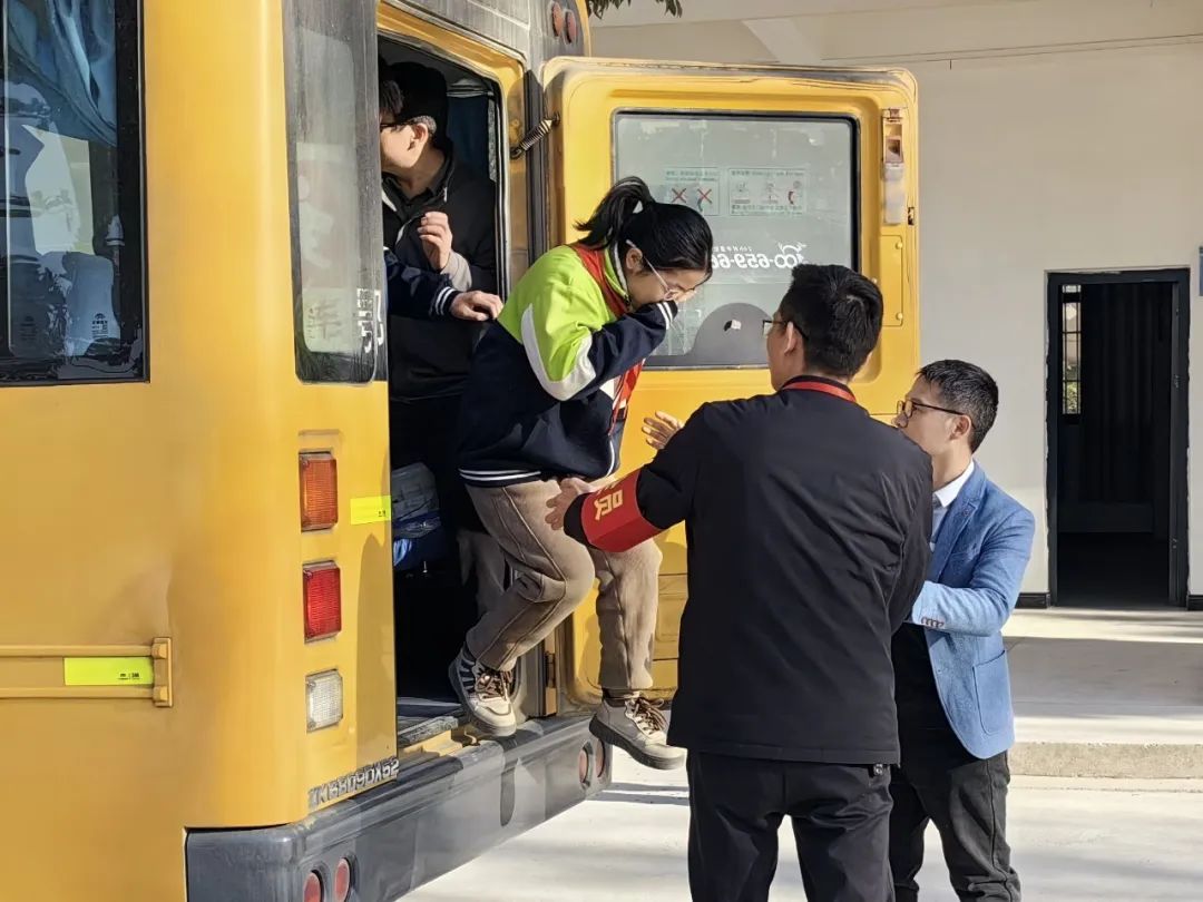 守護校車安全,共筑平安校園——麻城市第十七小學在行動 圖片