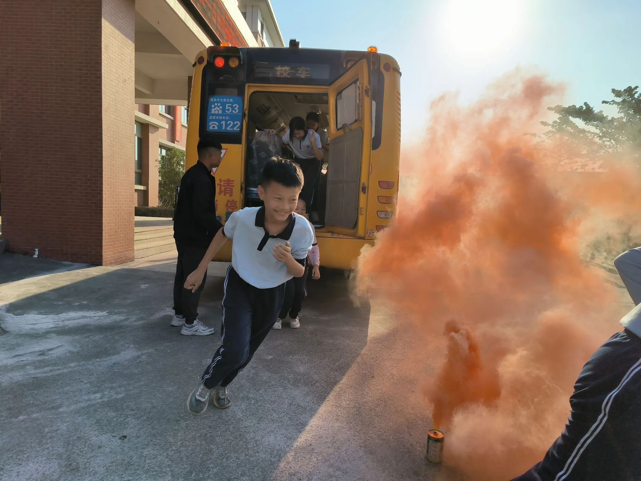 為愛護航,安全伴我行——古鎮新徽學校校車安全演練活動紀實 為愛護航,安全伴我行——古鎮新徽學校校車安全演練活動紀實