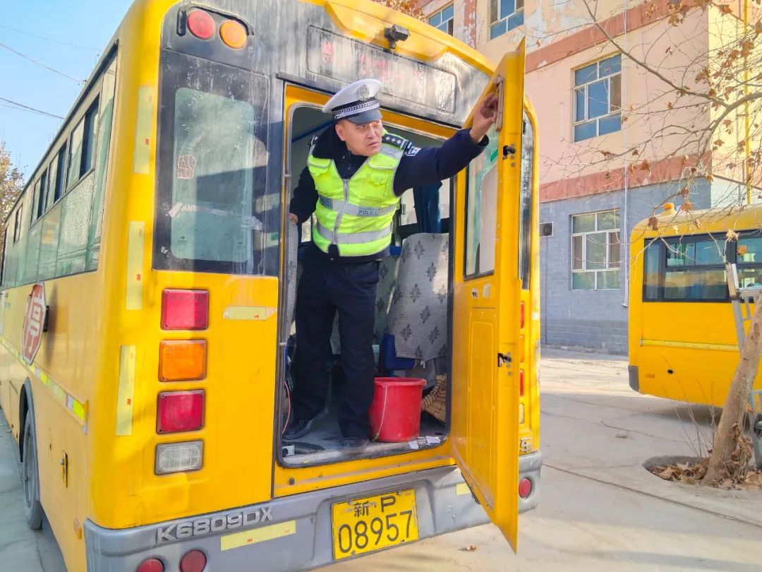 【冬季行動】擰緊校車“安全閥” 筑牢寒假前交通安全防線 圖片