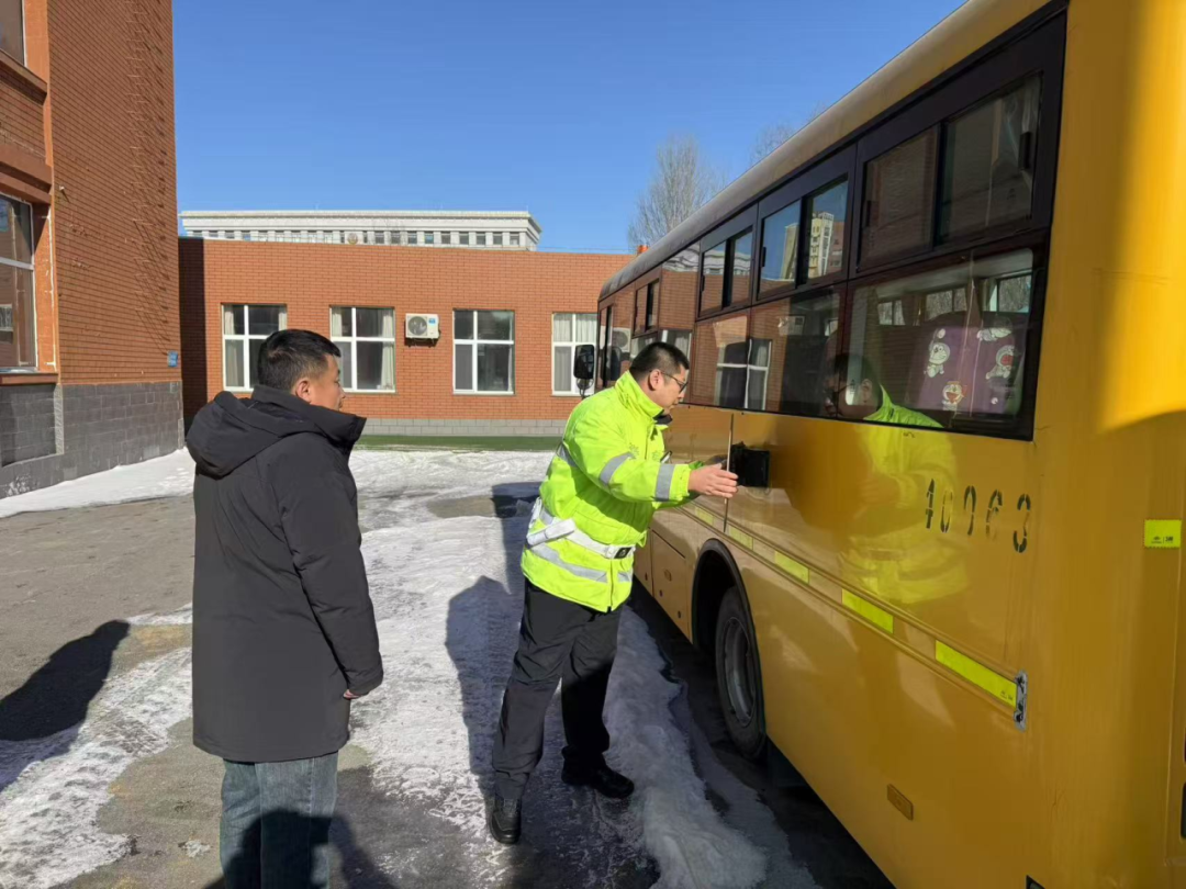 柳河交警扎實開展校車安全“大體檢” ,筑牢學生平安上學路 圖片