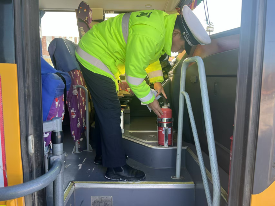 柳河交警扎實開展校車安全“大體檢” ,筑牢學生平安上學路 圖片