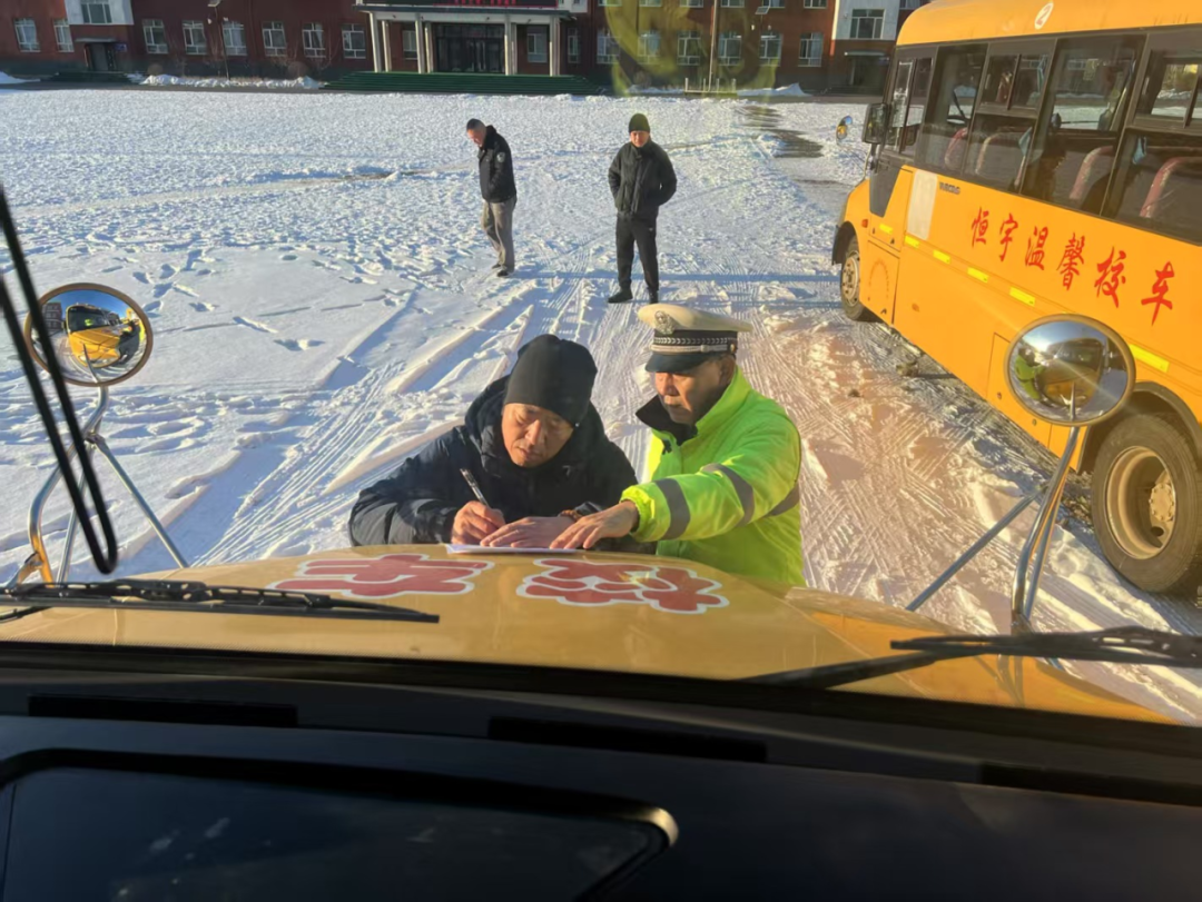 柳河交警扎實開展校車安全“大體檢” ,筑牢學生平安上學路 圖片