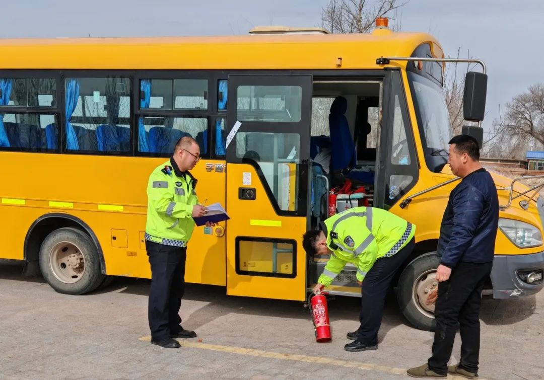 【護航開學(xué)季】建平交警開展校車安全大檢查工作，護航學(xué)生平安出行