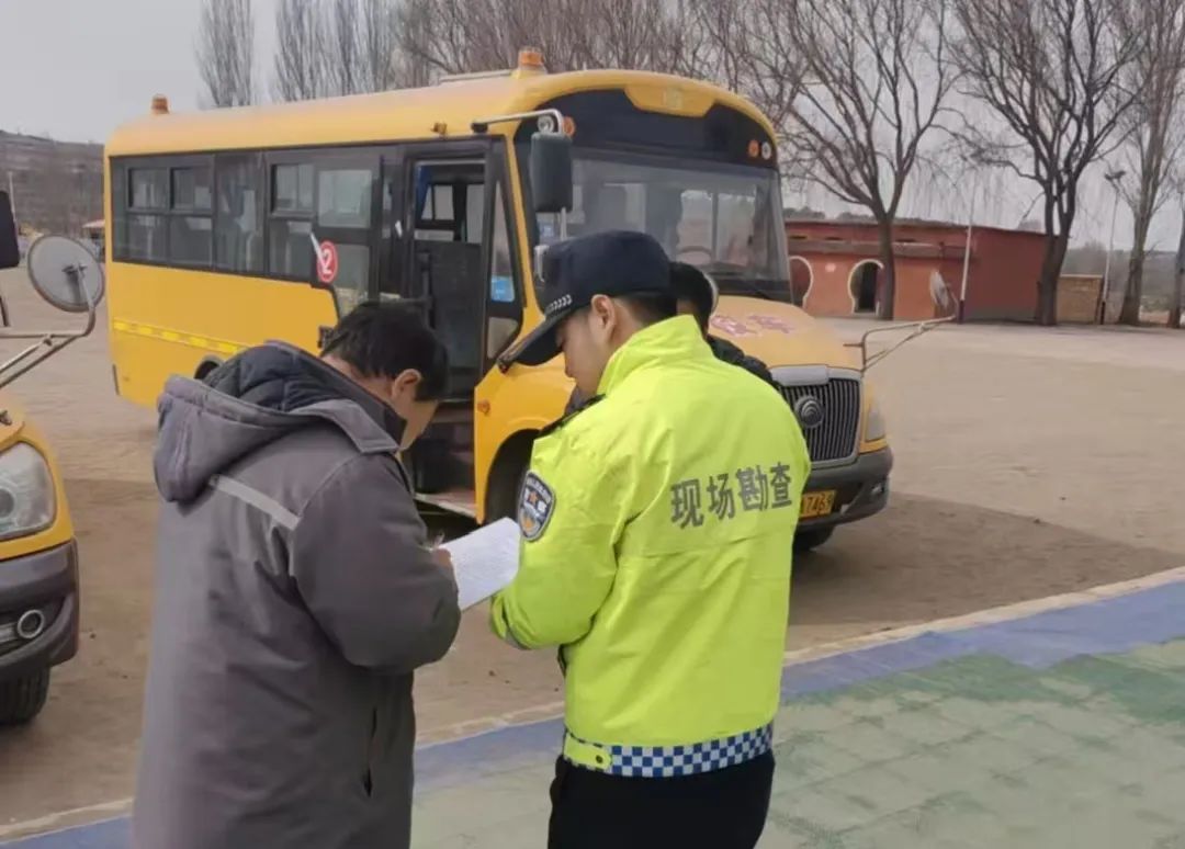 【護航開學(xué)季】建平交警開展校車安全大檢查工作，護航學(xué)生平安出行
