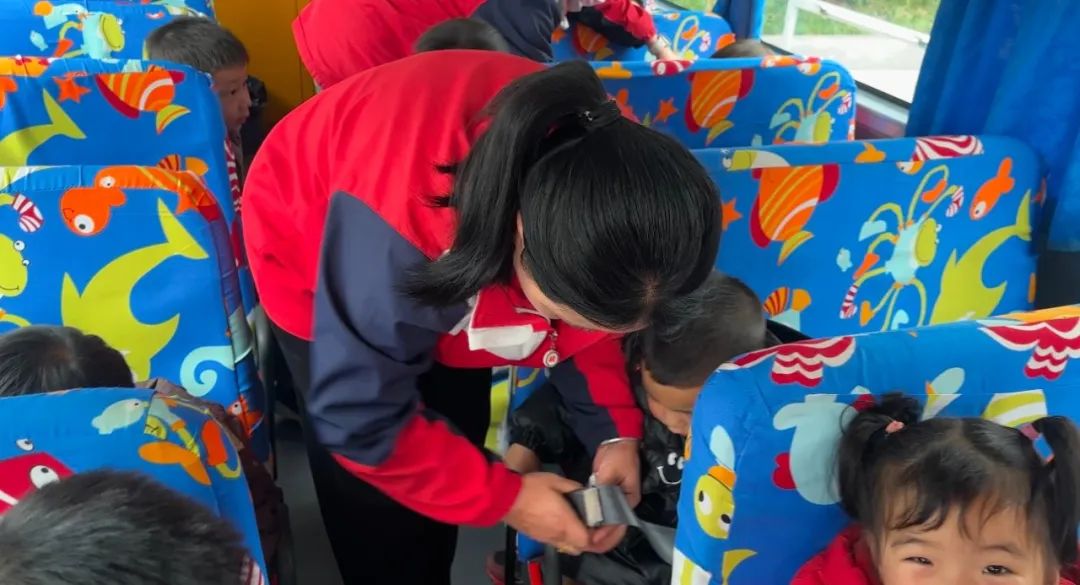 【搖籃資訊】安全乘校車 平安伴我行——金色搖籃幼兒園校車安全演練 圖片