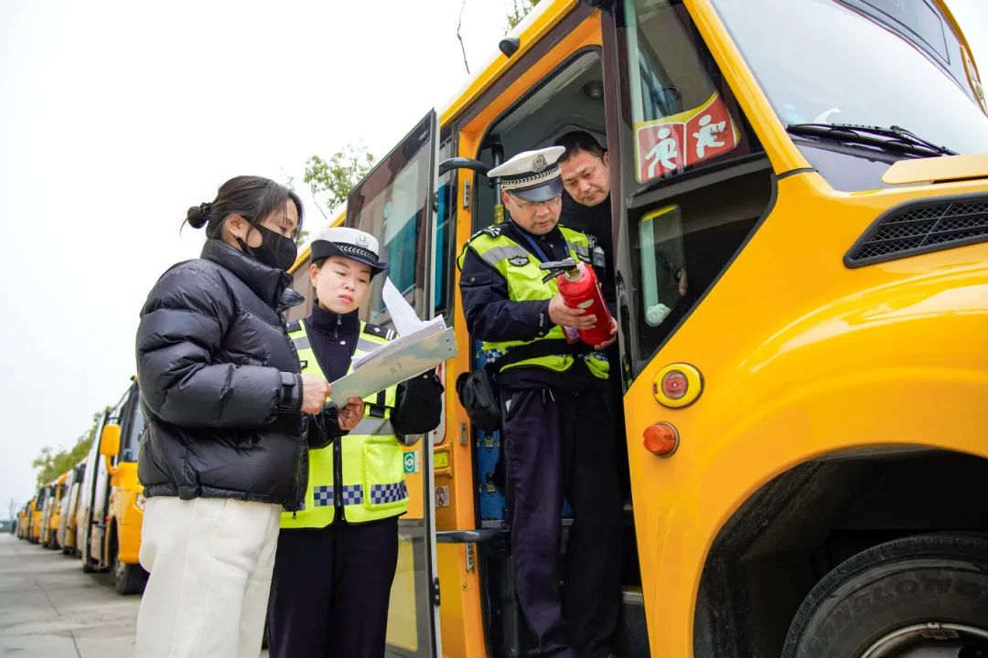 校車 “健康體檢”ing，擰緊出行“安全閥”!