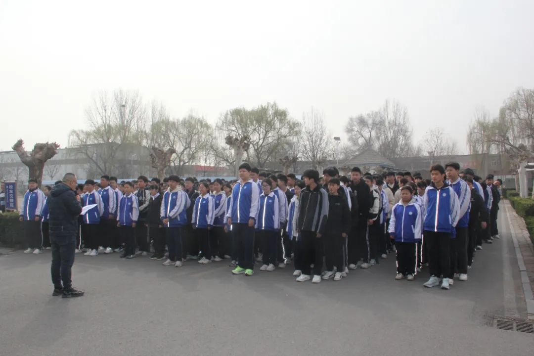 龍山中學(xué)開展校車安全應(yīng)急演練活動/ 圖片