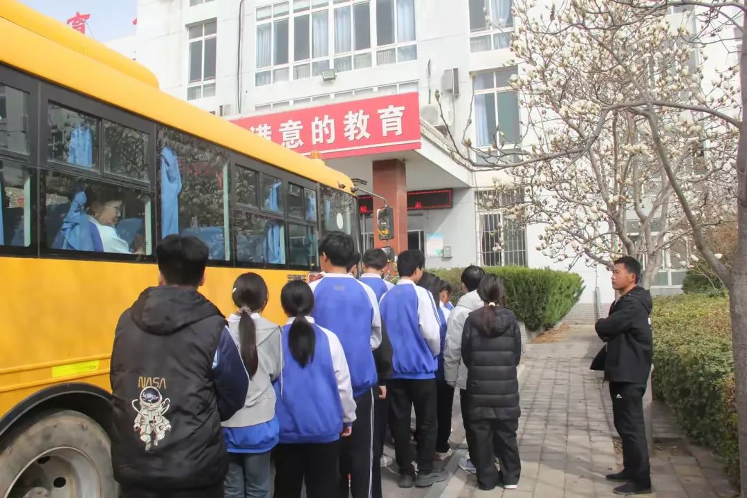 龍山中學(xué)開展校車安全應(yīng)急演練活動/ 圖片