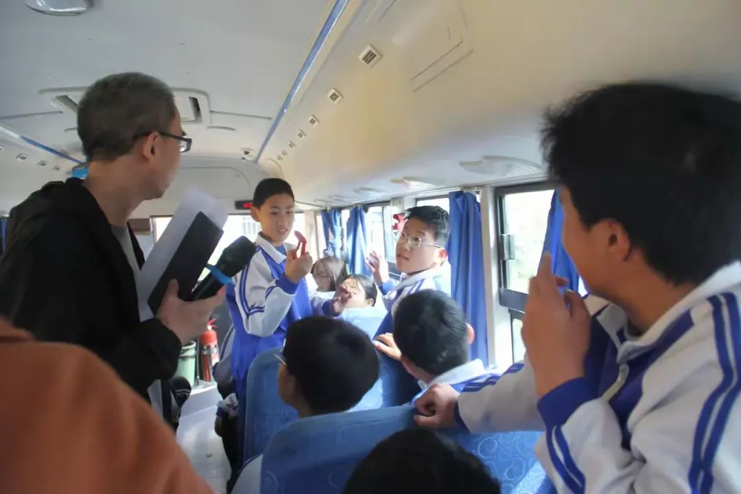 龍山中學(xué)開展校車安全應(yīng)急演練活動/ 圖片