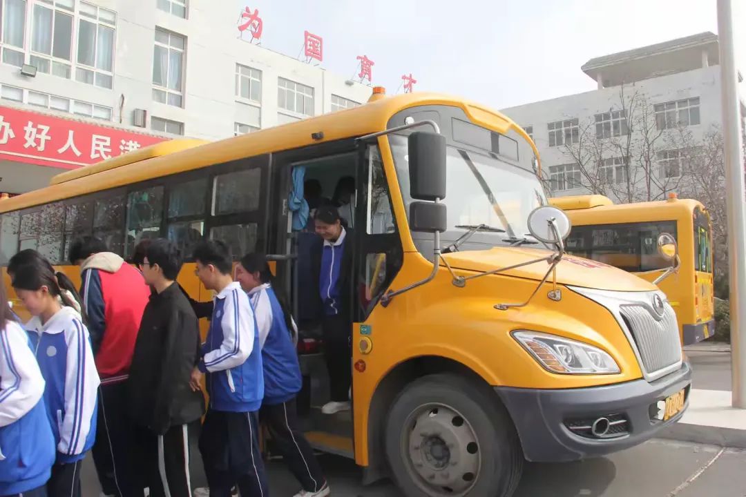 龍山中學(xué)開展校車安全應(yīng)急演練活動/ 圖片