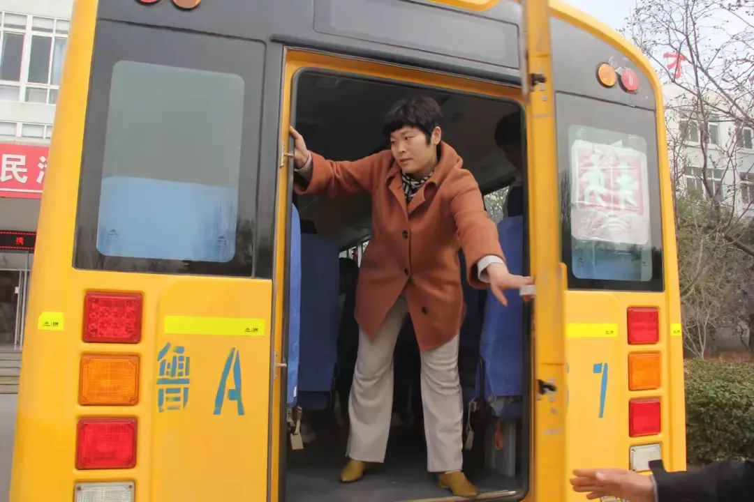 龍山中學(xué)開展校車安全應(yīng)急演練活動/ 圖片