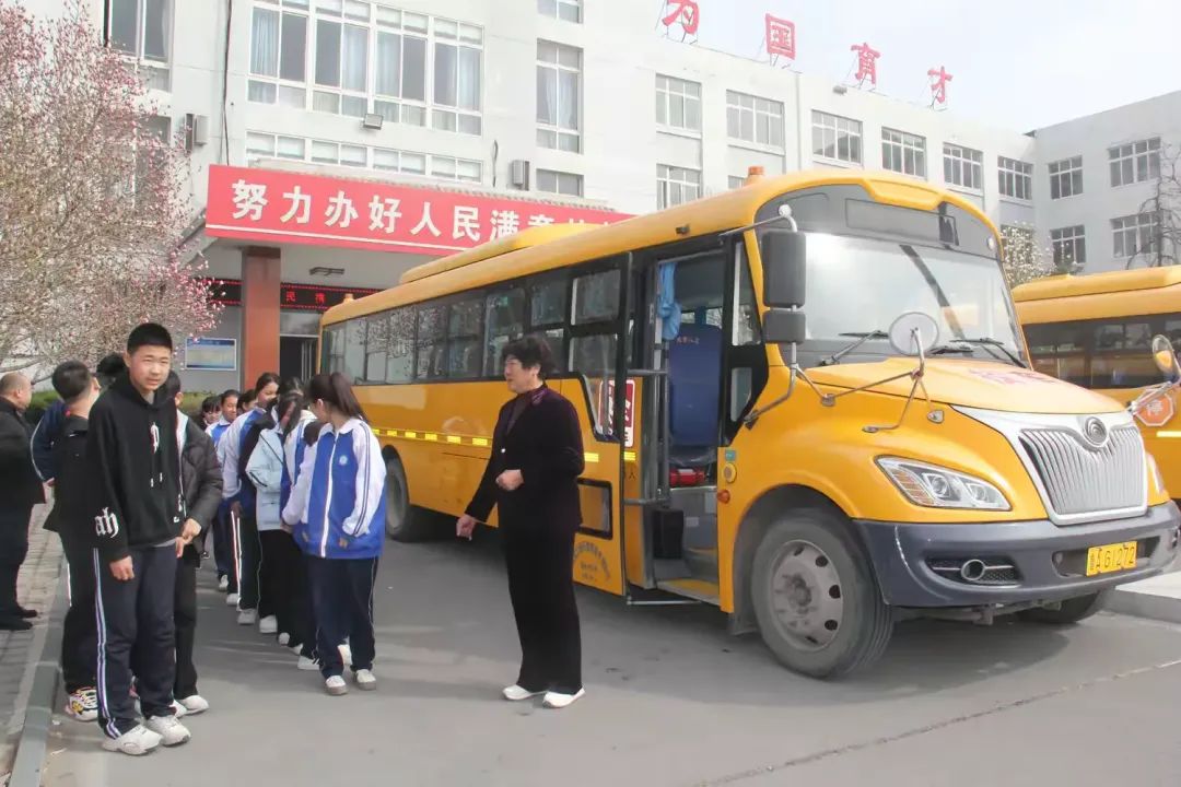 龍山中學(xué)開展校車安全應(yīng)急演練活動/ 圖片