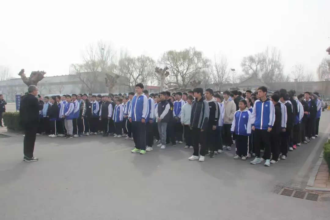 龍山中學(xué)開展校車安全應(yīng)急演練活動/ 圖片