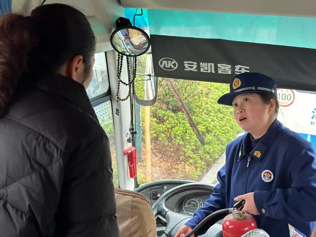 【玉桂校區】筑牢安全防線,護航平安上學路—— 咸寧實驗外國語學校玉桂校區開展校車安全專項檢查 【玉桂校區】筑牢安全防線,護航平安上學路—— 咸寧實驗外國語學校玉桂校區開展校車安全專項檢查