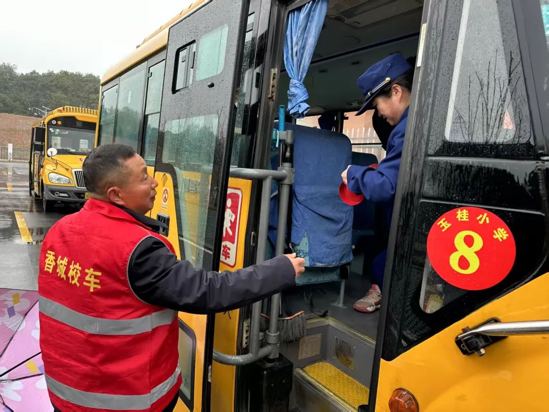 【玉桂校區】筑牢安全防線,護航平安上學路—— 咸寧實驗外國語學校玉桂校區開展校車安全專項檢查 【玉桂校區】筑牢安全防線,護航平安上學路—— 咸寧實驗外國語學校玉桂校區開展校車安全專項檢查