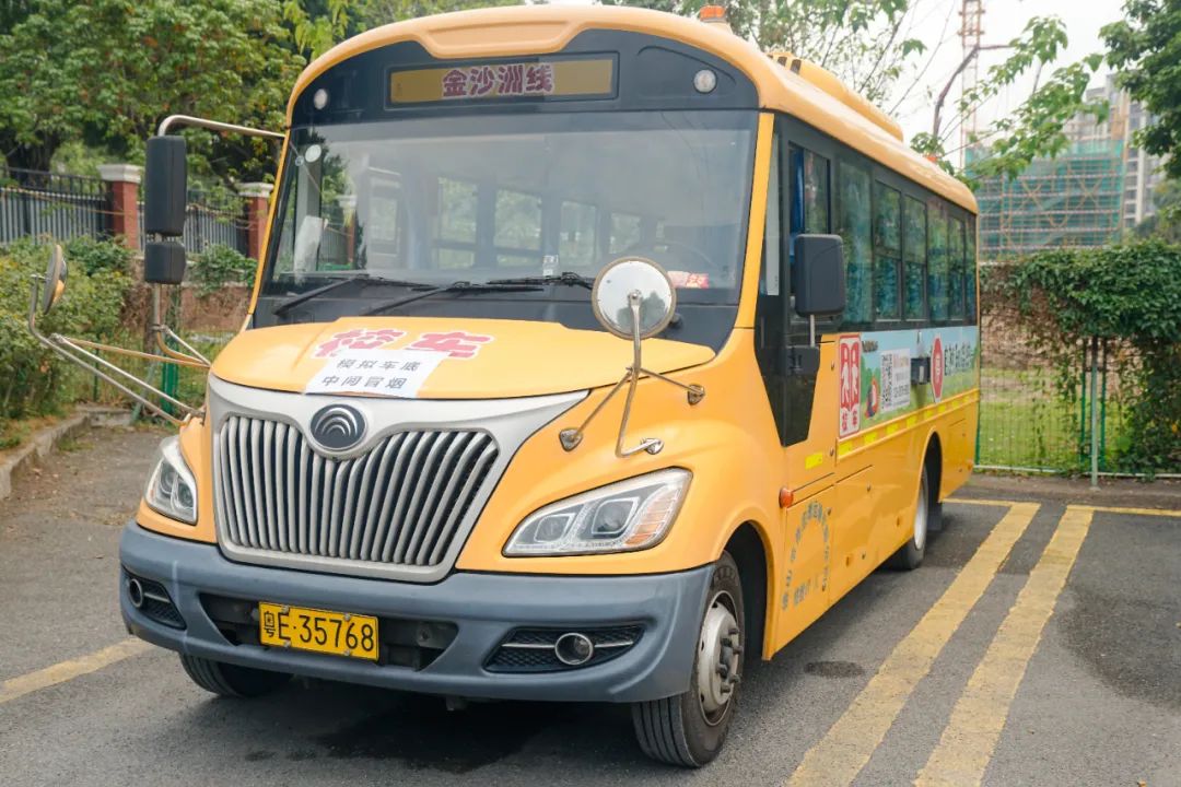校車安全無小事,應急演練護成長——布魯森實驗幼兒園開展校車安全演練 圖片