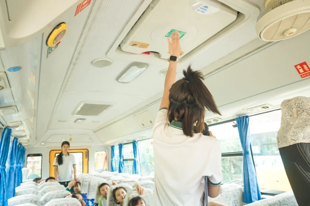 校車安全無小事,應急演練護成長——布魯森實驗幼兒園開展校車安全演練 圖片