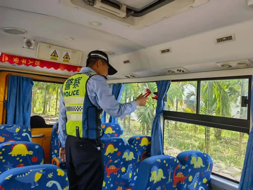 瓊中交警深入4所幼兒園開展校車安全隱患排查治理工作/ 瓊中交警深入4所幼兒園開展校車安全隱患排查治理工作