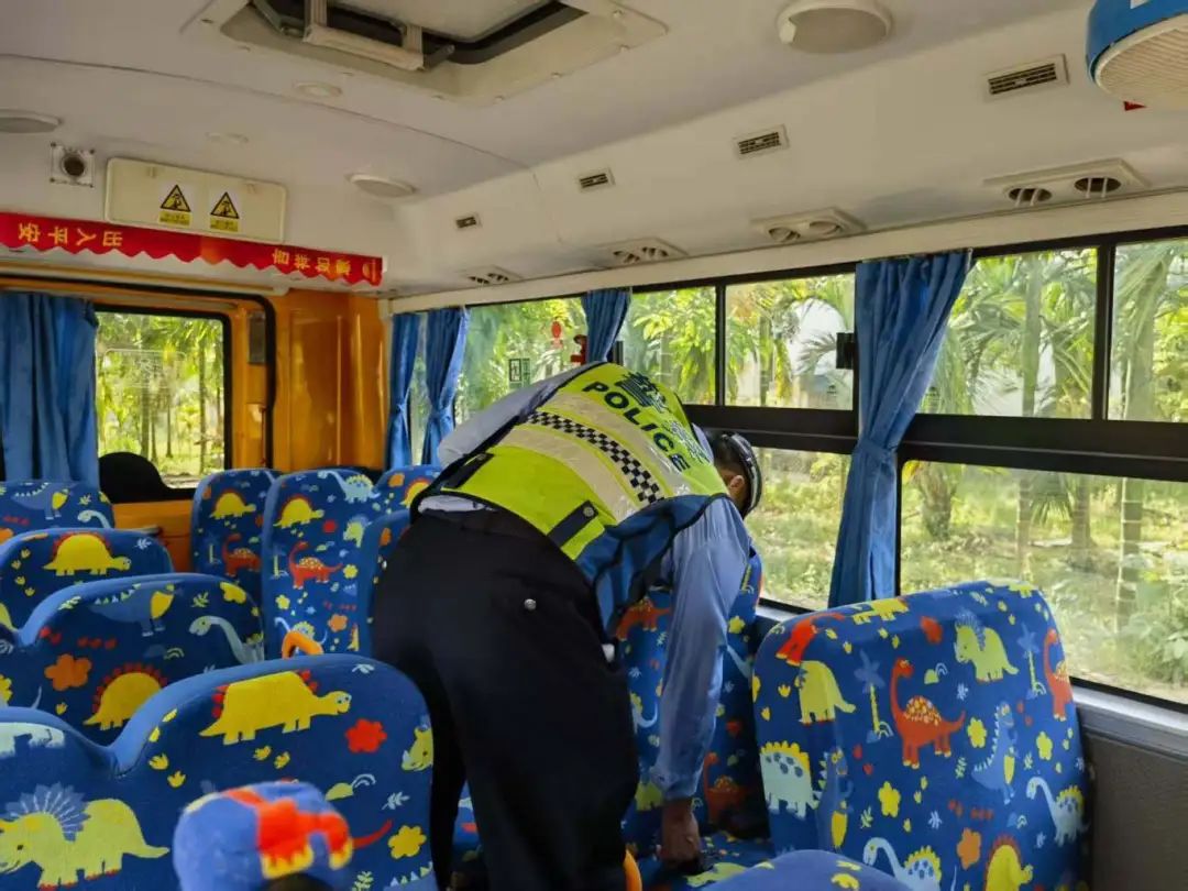 瓊中交警深入4所幼兒園開展校車安全隱患排查治理工作/ 瓊中交警深入4所幼兒園開展校車安全隱患排查治理工作