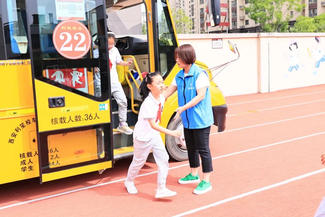 【曲江三小“名校+”教育集團】筑牢校車安全防線 守護學生平安出行——校車安全演練活動 圖片