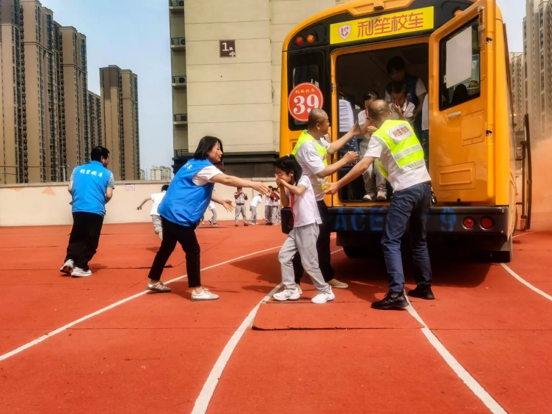 【曲江三小“名校+”教育集團】筑牢校車安全防線 守護學生平安出行——校車安全演練活動 圖片