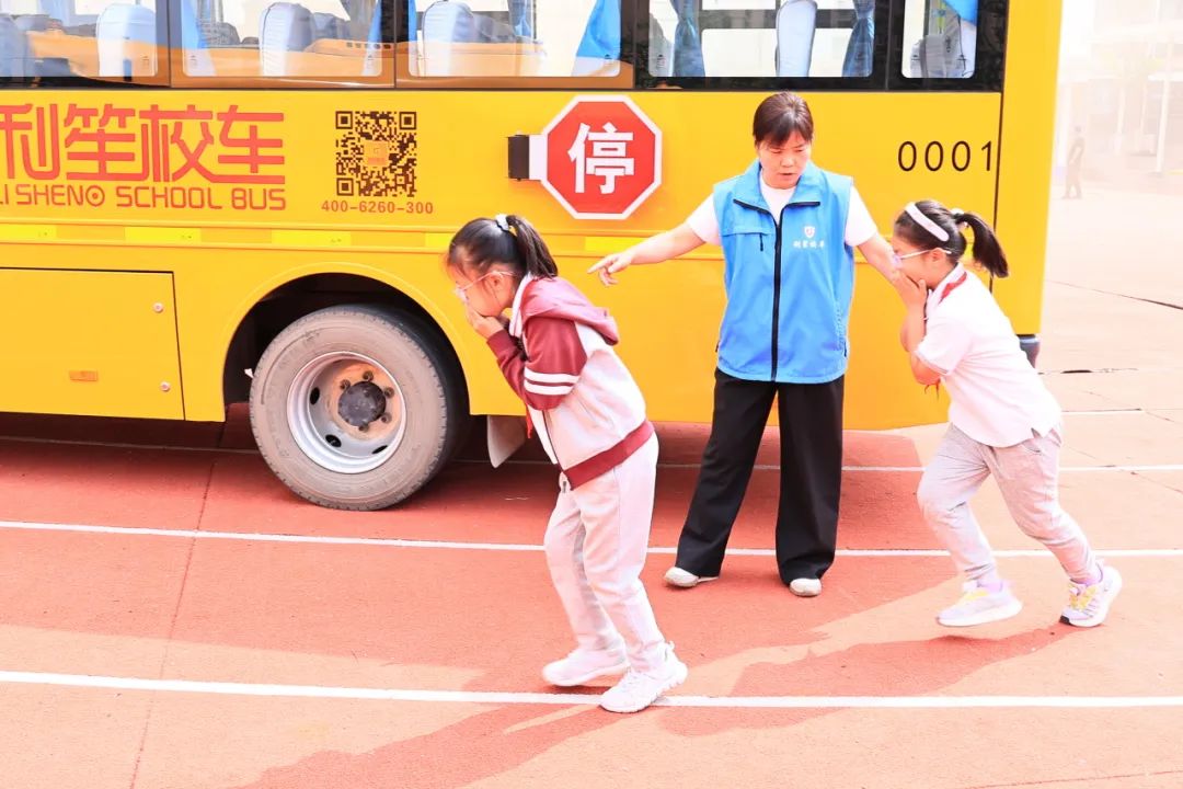 【曲江三小“名校+”教育集團】筑牢校車安全防線 守護學生平安出行——校車安全演練活動 圖片