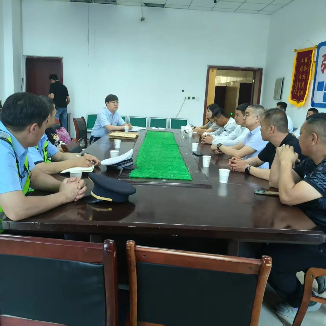 阜康市教育系統聯合多部門開展校車安全檢查 筑牢學生出行安全防線 圖片