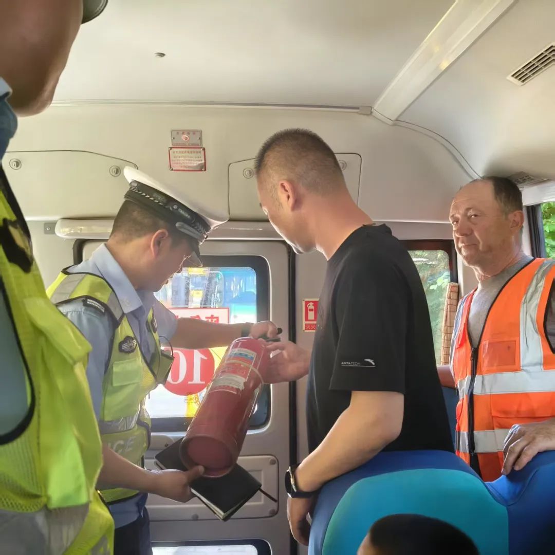 阜康市教育系統聯合多部門開展校車安全檢查 筑牢學生出行安全防線 圖片