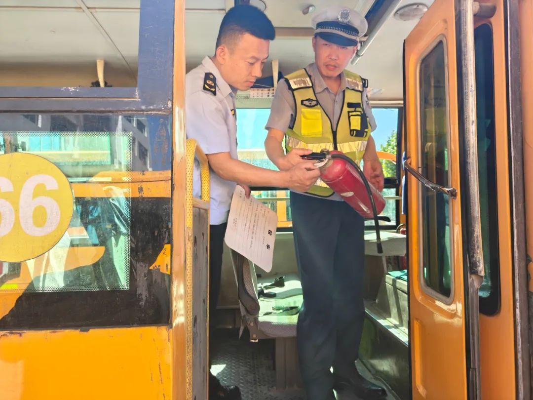 教聯體在行動丨高里街道中心學校迎接校車安全檢查