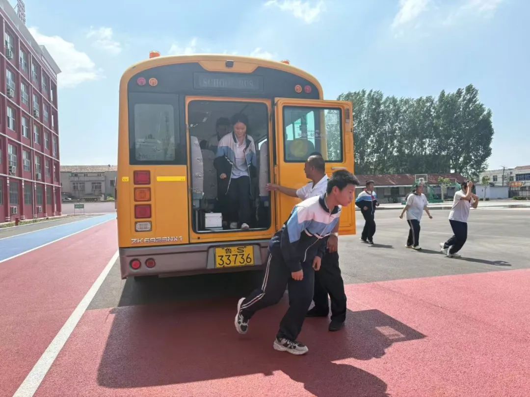 【全環(huán)境立德樹人】筑牢校車安全防線----方下中心中學開展校車安全疏散演練活動 【全環(huán)境立德樹人】筑牢校車安全防線----方下中心中學開展校車安全疏散演練活動