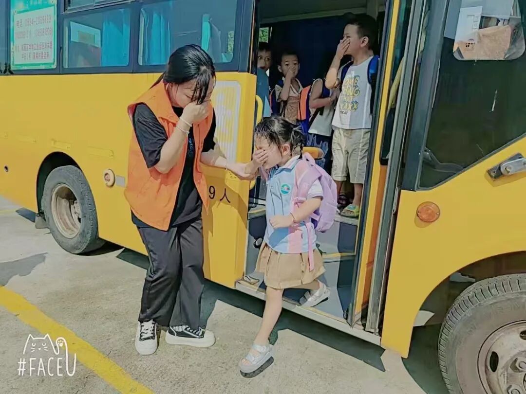 華林幼兒園校車逃生演練:為孩子安全“加碼” 華林幼兒園校車逃生演練:為孩子安全“加碼”