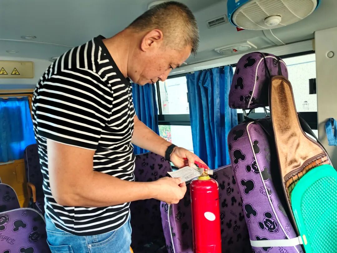 【校車安全】安全乘校車 平安伴我行——榜頭鎮藍天幼兒園校車安全應急演練