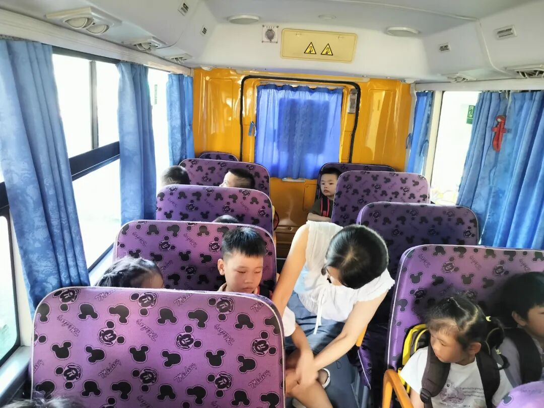 【校車安全】安全乘校車 平安伴我行——榜頭鎮藍天幼兒園校車安全應急演練