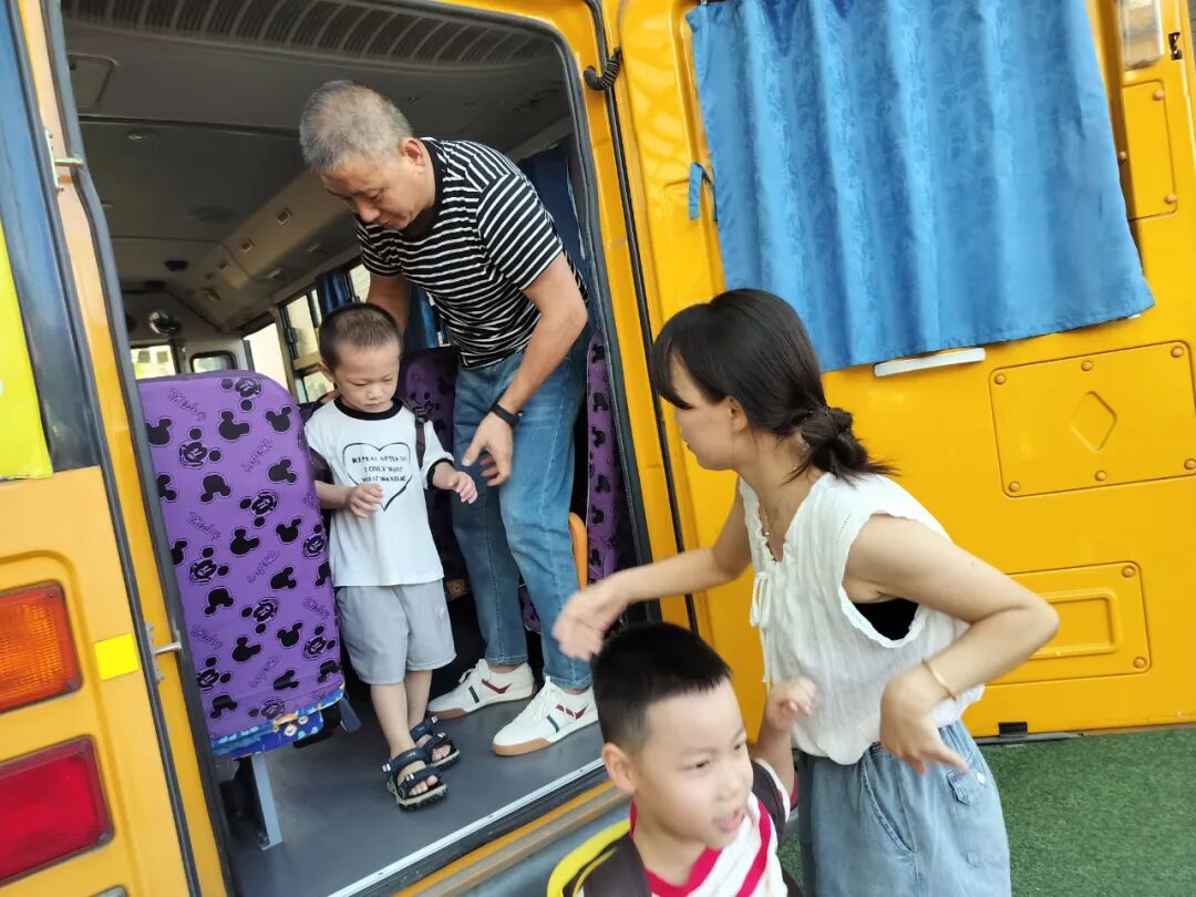 【校車安全】安全乘校車 平安伴我行——榜頭鎮藍天幼兒園校車安全應急演練